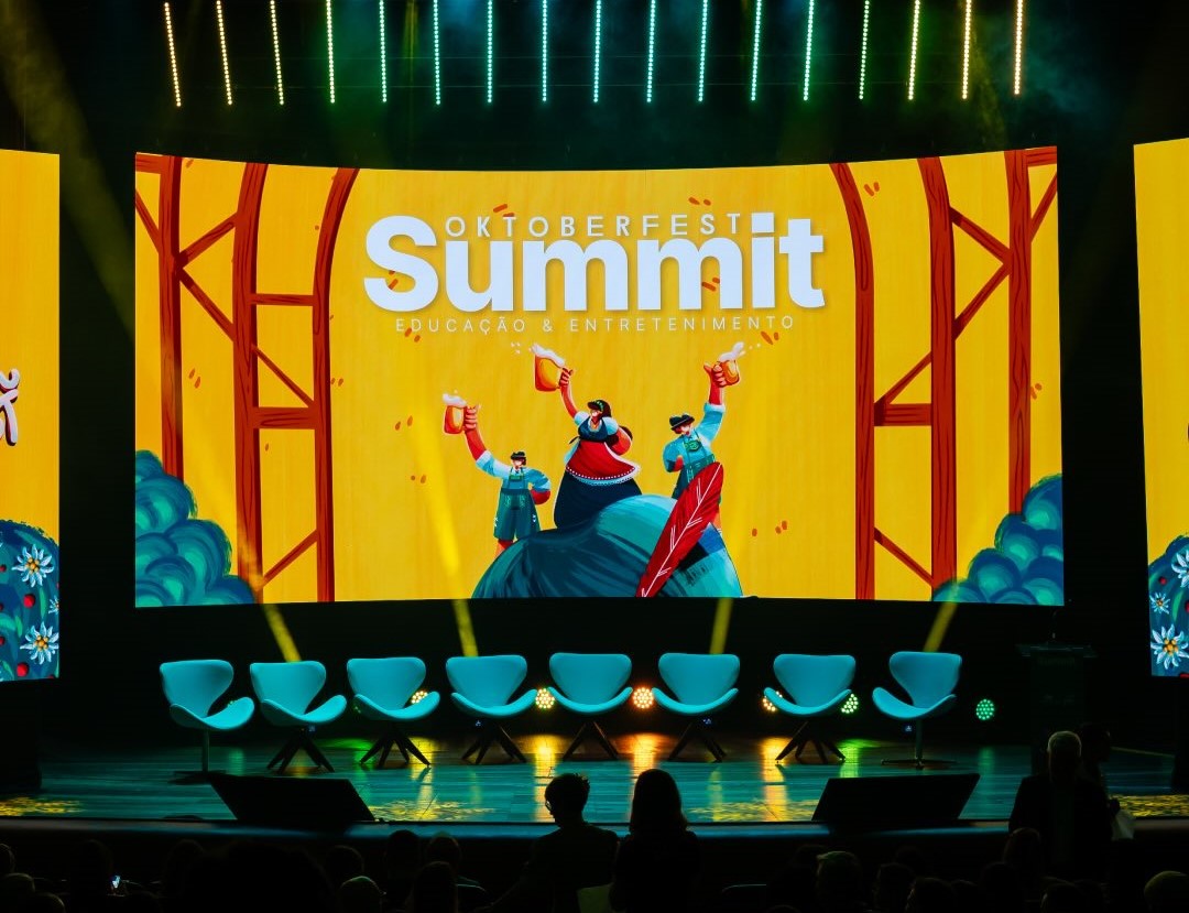 Palco do Oktoberfest Summit, evento que integra a programação da Oktoberfest Blumenau 2026.